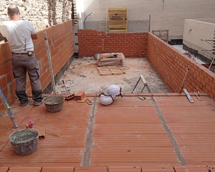 Cómo se realiza el encofrado de una piscina de hormigón