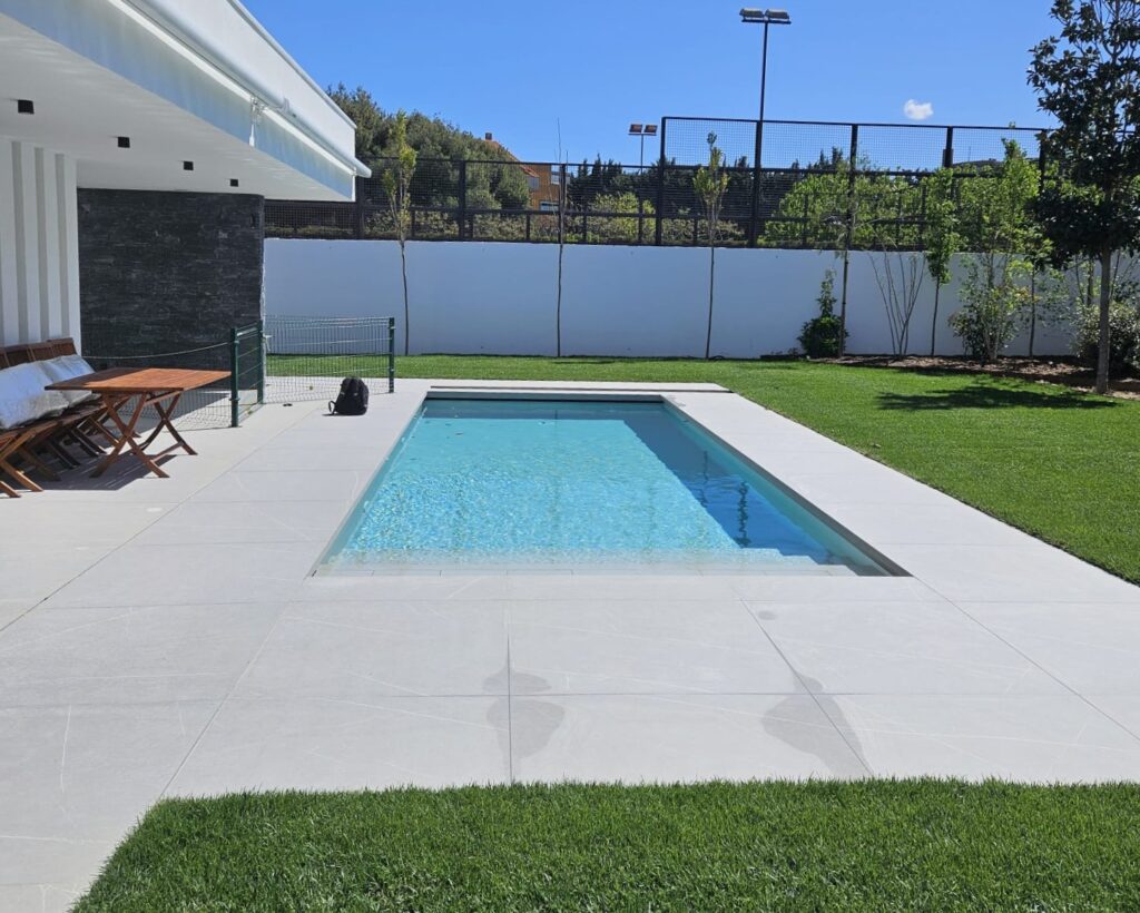 Piscina residencial con persiana de lamas
