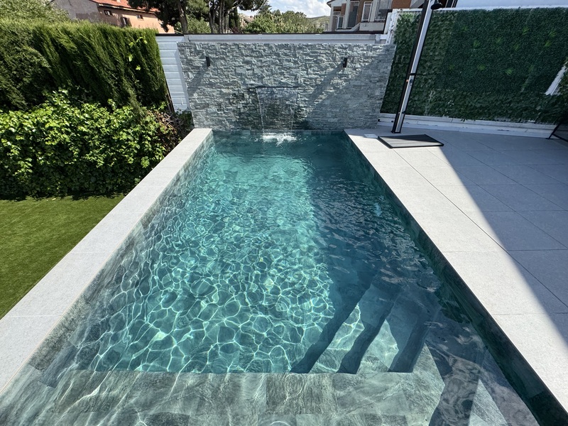 piscina de obra con cascada cadretre