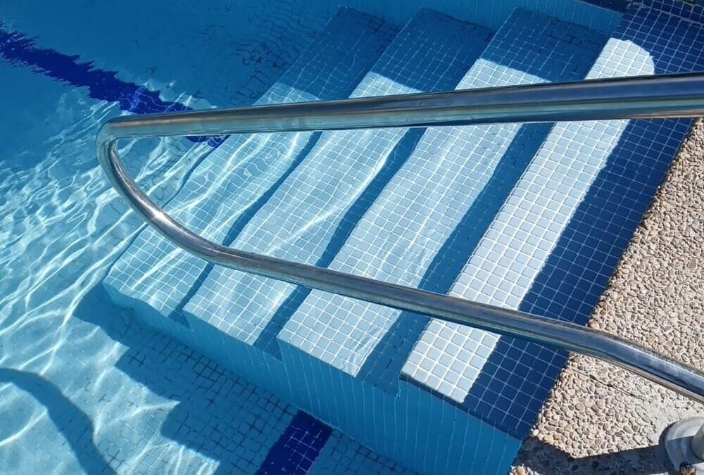 Escalera y vallado de seguridad en piscina comunitaria