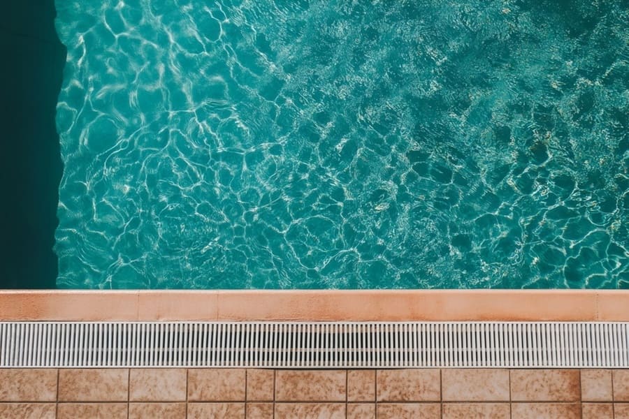 Rebosadero de piscina: qué es, funciones y tipos