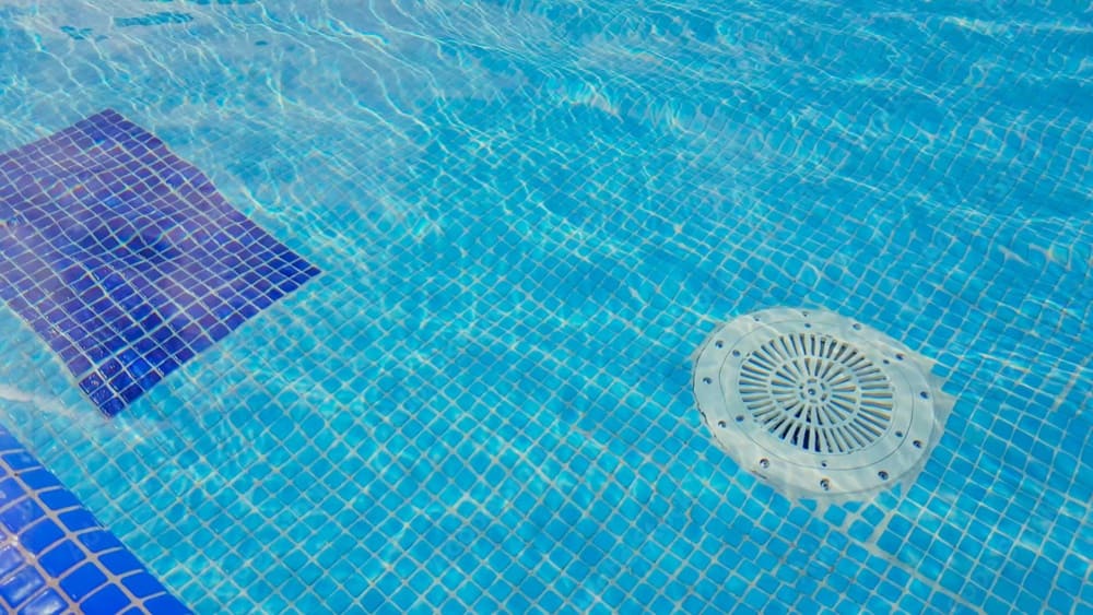 ¿Cómo desatascar las tuberías de una piscina?