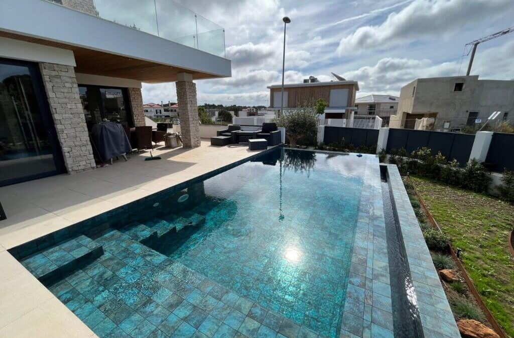 ¿Por qué construir tu piscina con gres porcelánico?