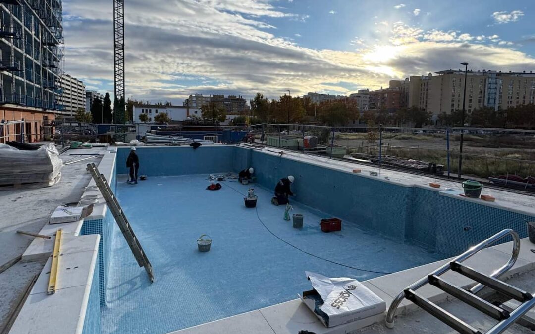 Avanzamos en la colocación de gresite para piscina comunitaria