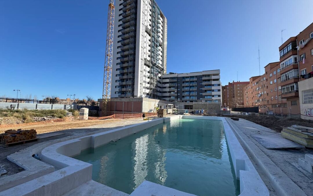 Prueba de llenado y estanqueidad en las piscinas comunitarias del Barrio del AVE