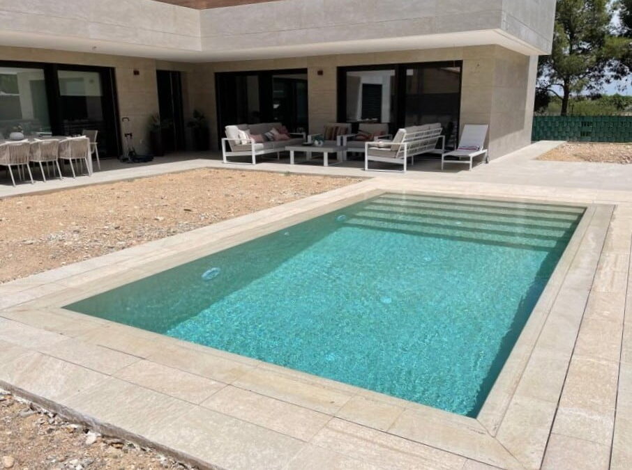 Zona de playa de una piscina: cómo elegir la opción correcta