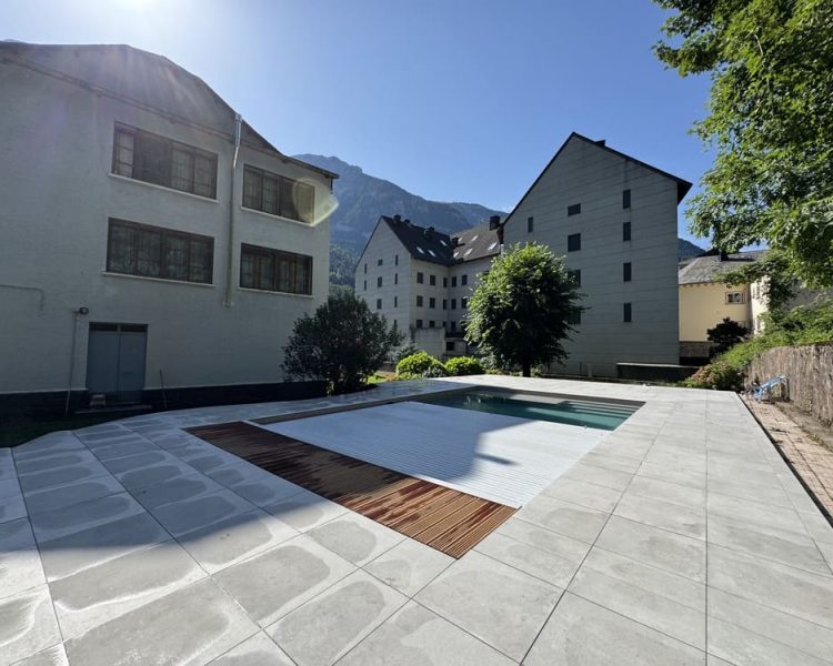 piscina de obra con persianas de lamas 9x4